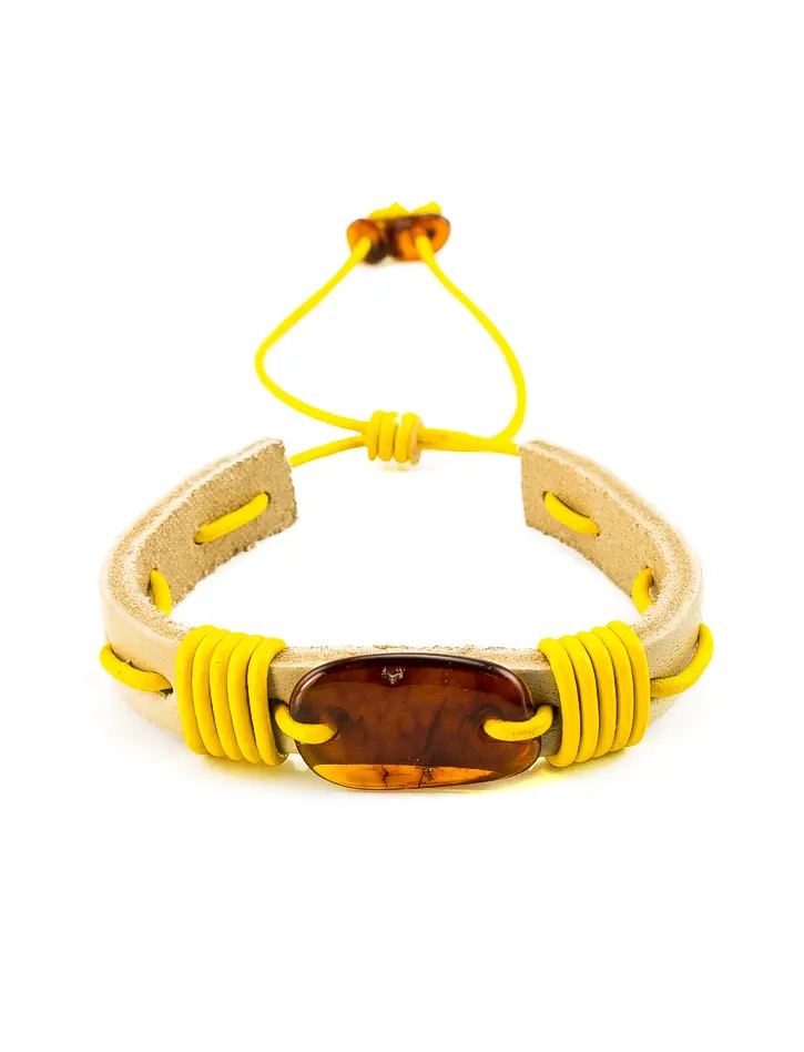 картинка Браслет с коньячным янтарём из светлой кожи, переплетённой жёлтым шнурочком «Копакабана» в онлайн магазине