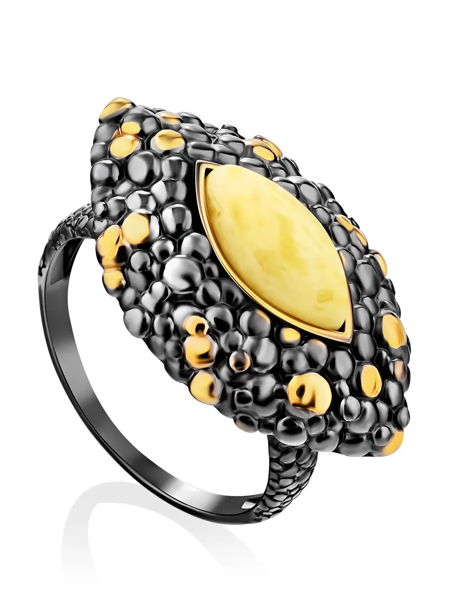картинка Стильное эффектное кольцо из серебра и натурального балтийского янтаря «Раушен» в онлайн магазине