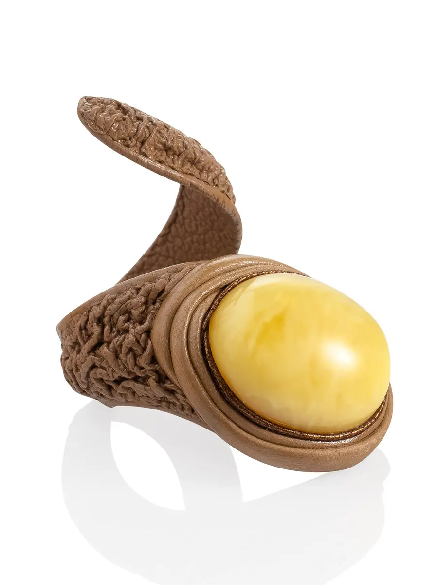 картинка Стильное кольцо из натуральной кожи с медовым янтарём «Змейка» в онлайн магазине