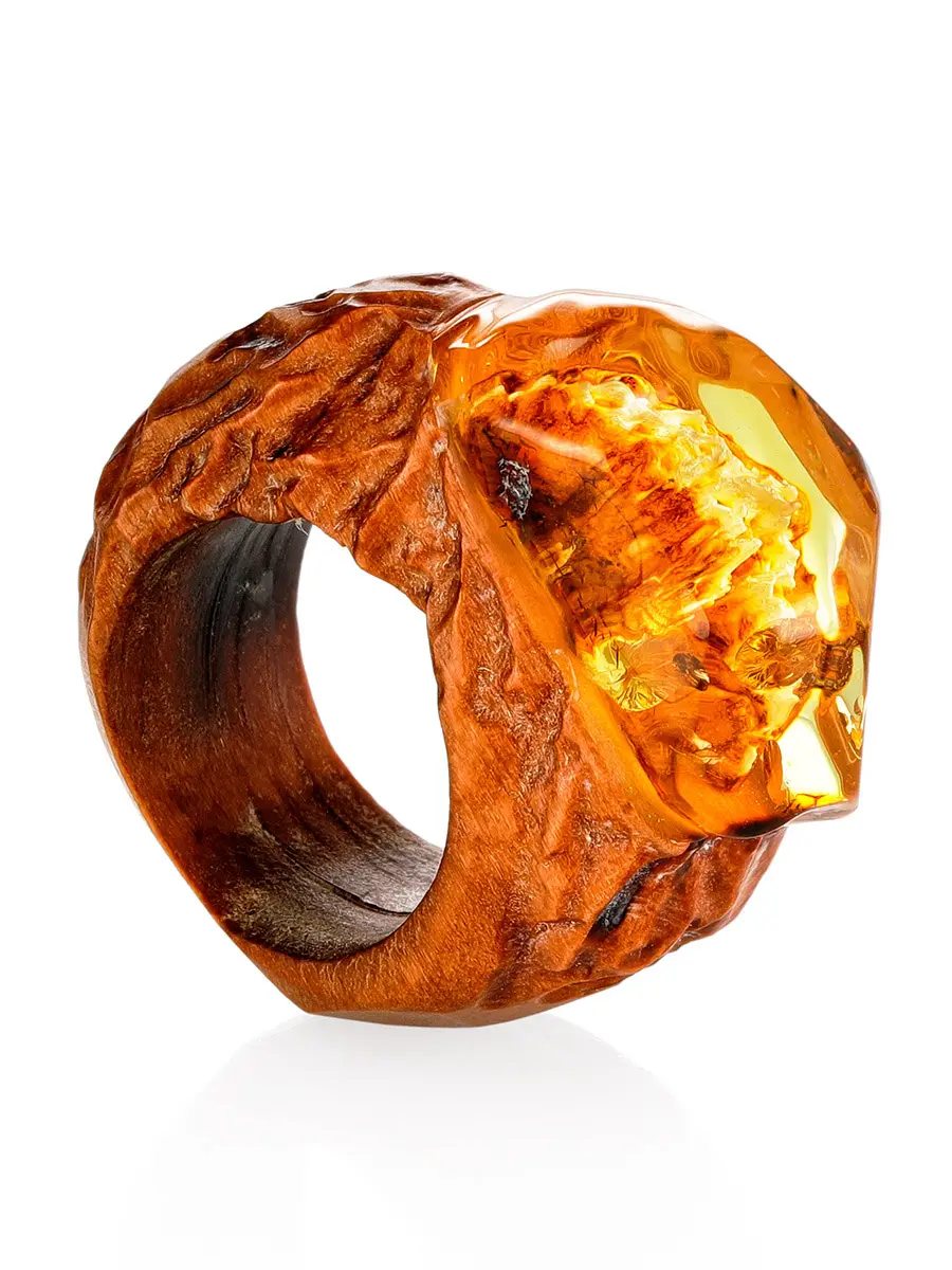 картинка Стильное необычное кольцо «Индонезия» из дерева и натурального балтийского янтаря в онлайн магазине
