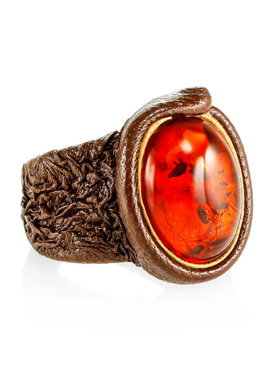картинка Кожаное кольцо с искрящимся коньячным янтарём «Нефертити» в онлайн магазине