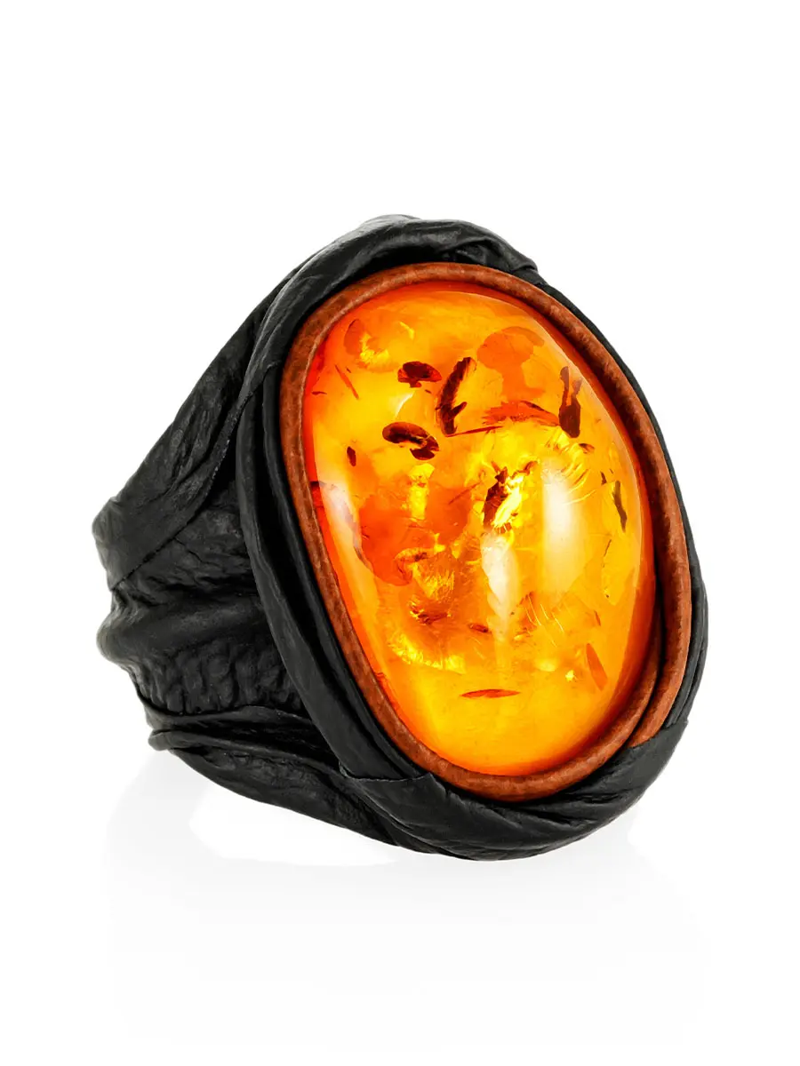 картинка Стильное кольцо из чёрной кожи с золотистым янтарём «Амазонка» в онлайн магазине