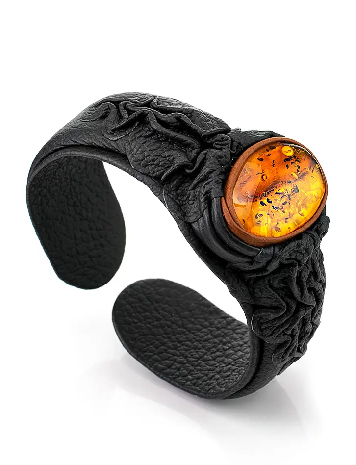 картинка Чёрный кожаный браслет «Амазонка», украшенный вставкой из янтаря в онлайн магазине