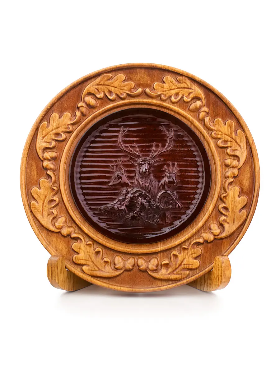 картинка Декоративная тарелка с резьбой на янтаре «Олени» в онлайн магазине