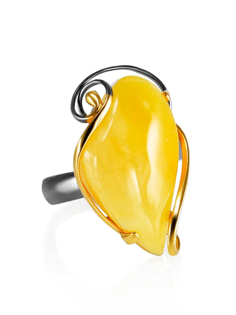 картинка Эффектное кольцо из натурального медового янтаря в позолоченном серебре «Риальто» в онлайн магазине