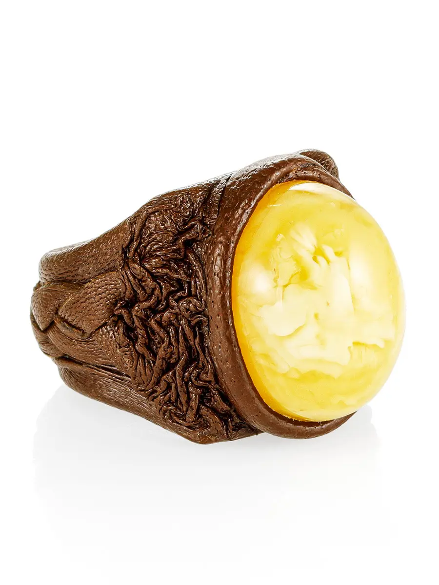 картинка Крупное кольцо-перстень из кожи с овальной вставкой медового янтаря «Нефертити» в онлайн магазине