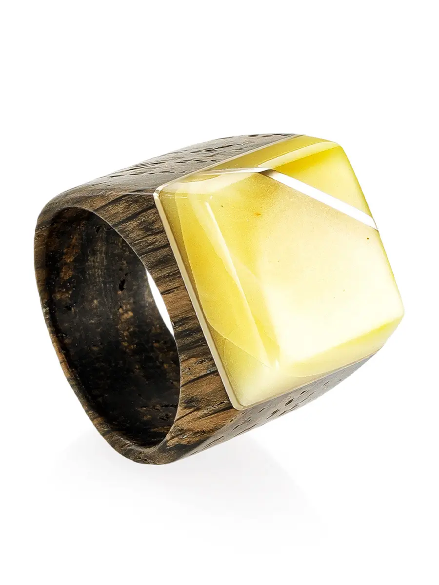 картинка Уникальное кольцо из дерева и натурального янтаря «Индонезия» в онлайн магазине