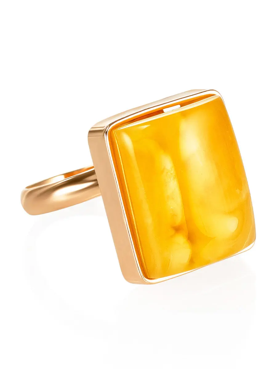 картинка Крупное кольцо в геометрическом дизайне из позолоченного серебра и медового янтаря в онлайн магазине