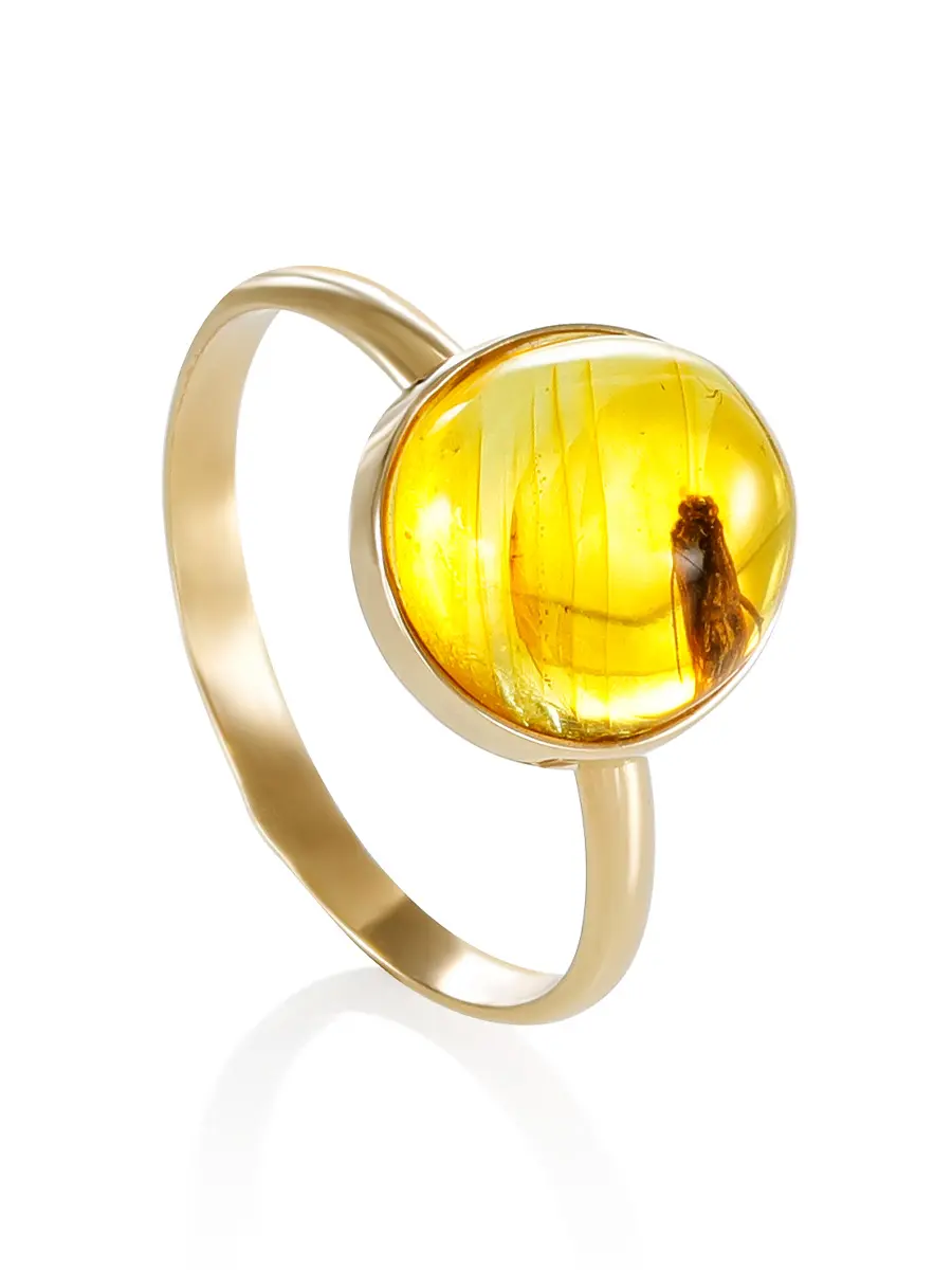 картинка Уникальное кольцо «Клио» из золота и янтаря с инклюзом мушки в онлайн магазине