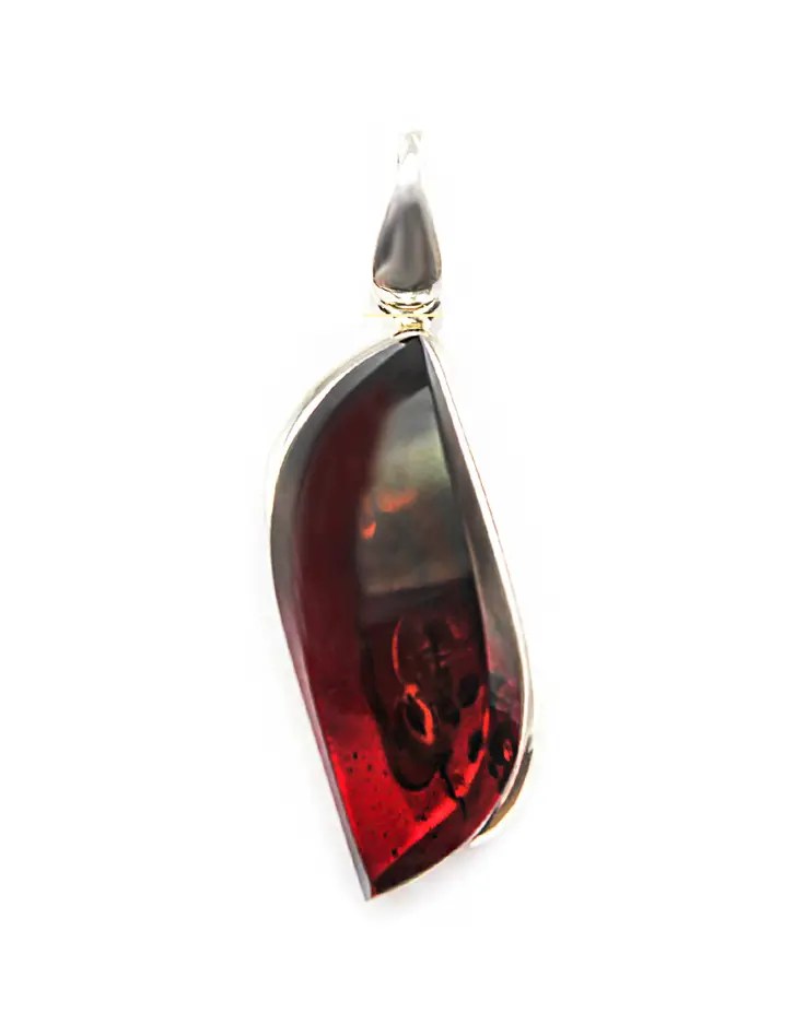 картинка Кулон из серебра 925 пробы с натуральным янтарем темно-вишневого цвета «Глянец» в онлайн магазине