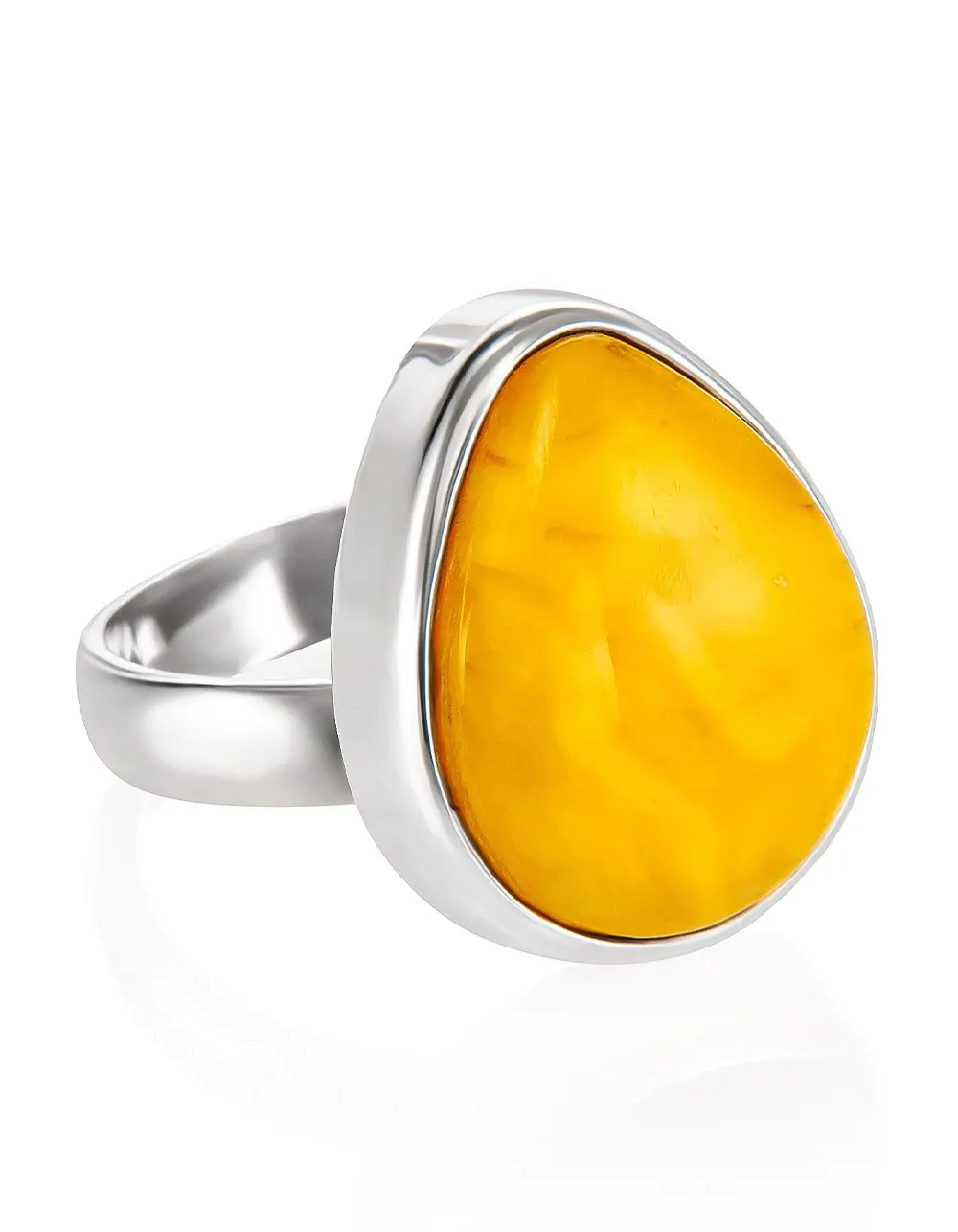 картинка Кольцо с натуральным цельным янтарём медового цвета в онлайн магазине