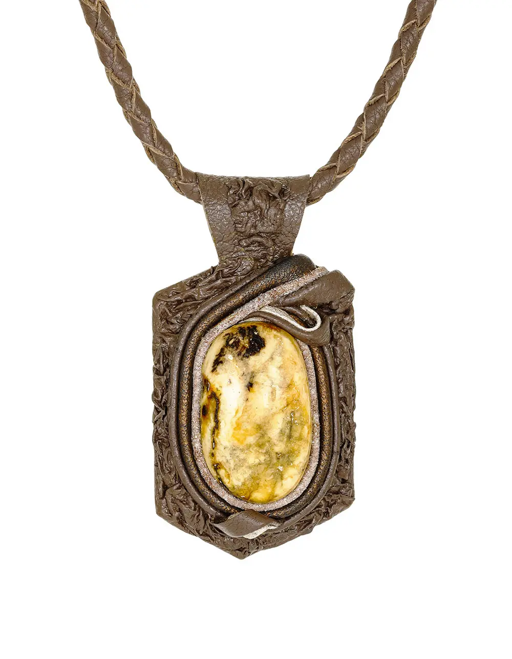 картинка Колье из кожи кофейного цвета «Амазонка» с пейзажным янтарём  в онлайн магазине