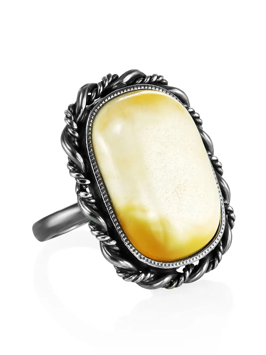 картинка Крупное коктейльное кольцо с натуральным янтарём молочного цвета «Винтаж» в онлайн магазине