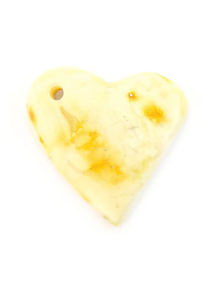 картинка Небольшой кулон в форме сердца из натурального молочно-белого янтаря с красивой пейзажной текстурой в онлайн магазине
