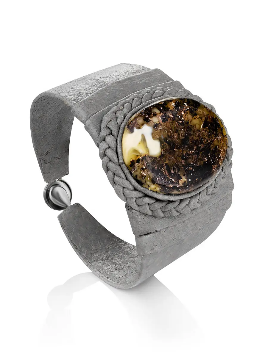 картинка Эффектный кожаный браслет с уникальным текстурным янтарём «Амазонка» в онлайн магазине