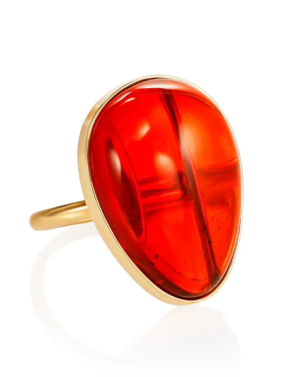 картинка Эффектное крупное кольцо из золота с ярко-красным янтарём в онлайн магазине