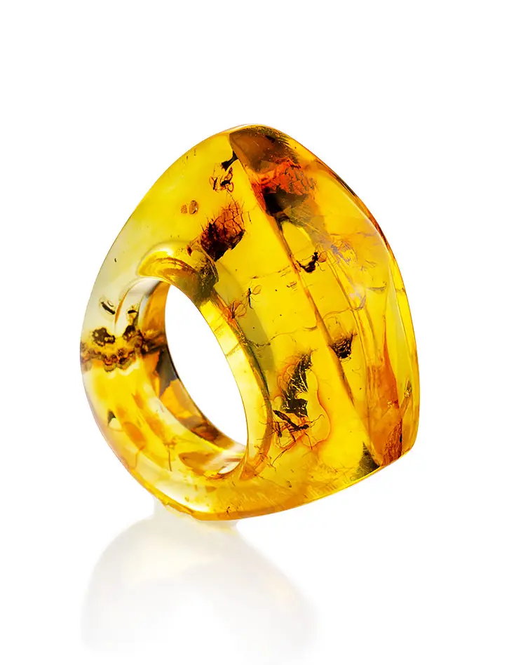 картинка Уникальное кольцо «Фаэтон» из цельного янтаря с инклюзами насекомых в онлайн магазине