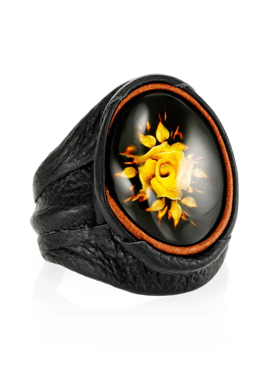 картинка Роскошное кольцо «Амазонка» из кожи с резным янтарём в онлайн магазине