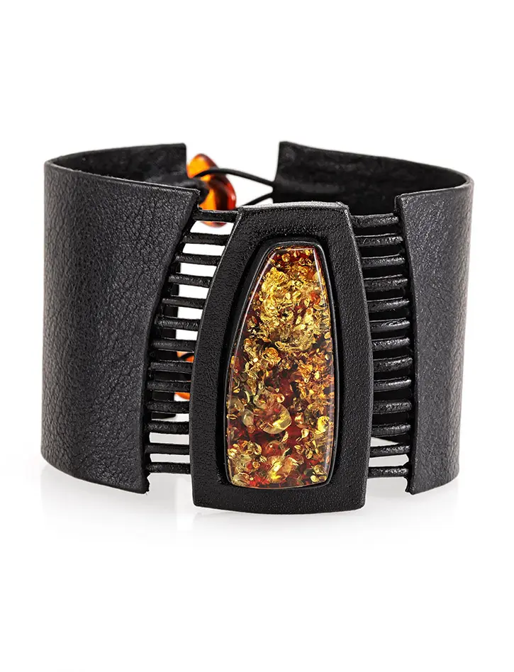 картинка Стильный браслет-манжета из натуральной кожи и янтаря «Амазонка» в онлайн магазине
