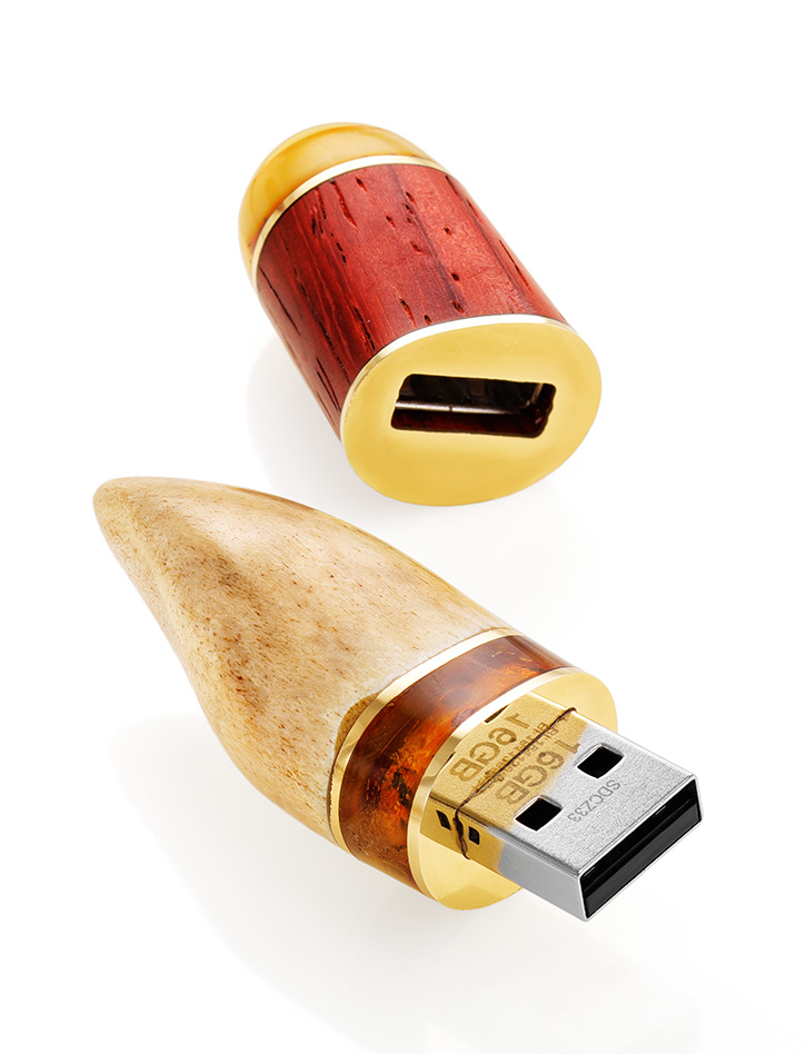 

Уникальный usb-накопитель из древесины падука и рога оленя, украшенный натуральным янтарём, Медовый