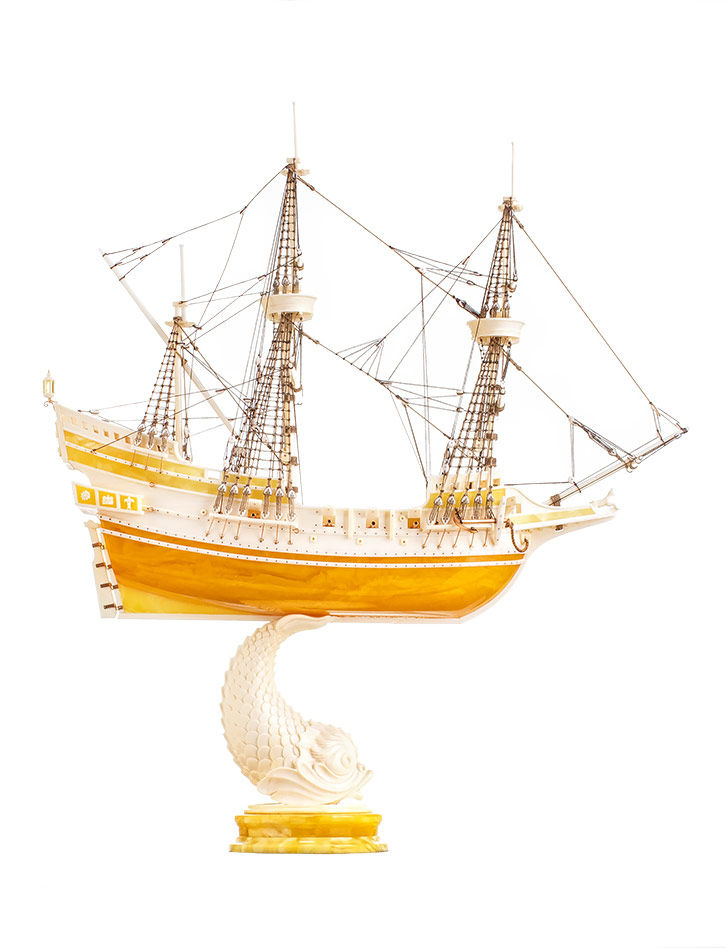 

Модель корабля Френсиса Дрейка «Золотая лань» (Golden Hind) 1575 из натурального янтаря и кости мамонта