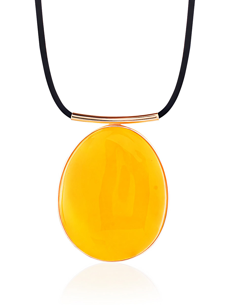 

Уникальное колье из крупной янтарной подвески в позолоченного оправе на каучуковом шнуре, Медовый