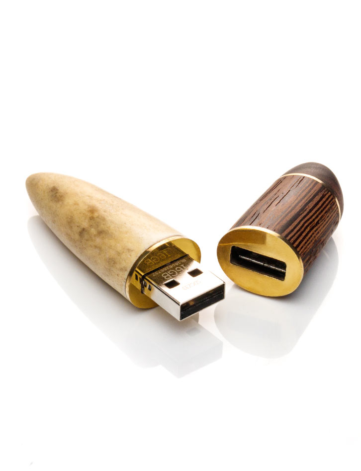 

Необычная флэш-карта из рога оленя и древесины венге на 16 Gb